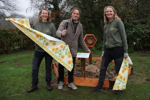 Logo 100 BeeWell-tuinen – samen bouwen aan het Bijenduct